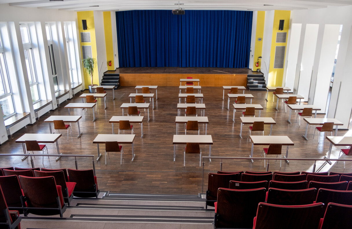 Kleiner Theatersaal mit B&uuml;hne, Vorhang, Einzeltischen und einer ansteigenden Zuschauertrib&uuml;ne