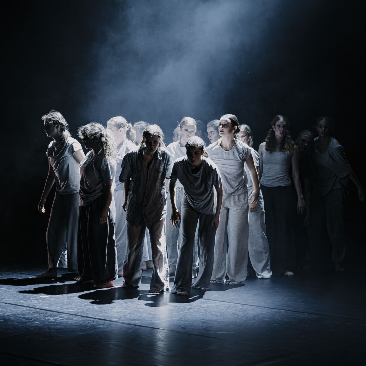 Szenenfoto aus mit einer Gruppe von jungen Menschen