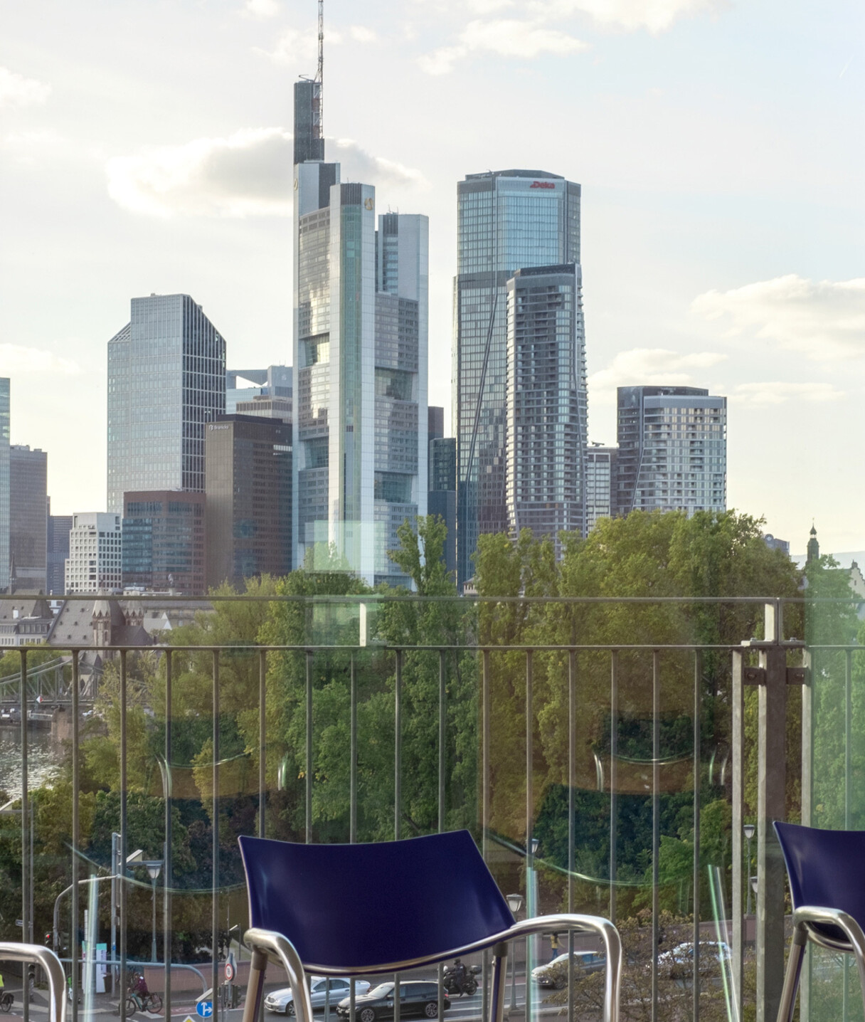 Man schaut aus dem Fenster der Jugendherberge auf die Frankfurter Skyline den Banken-Viertels