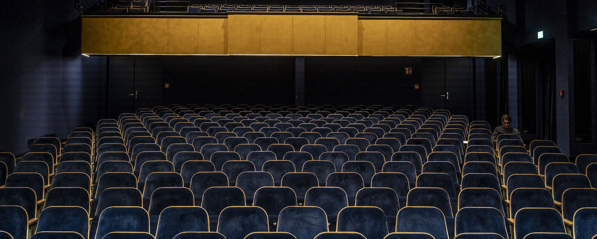 Zuschauersaal mit dunklen Sitzen