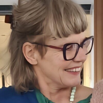 Simone Neuroth 
      (sie/ihr)