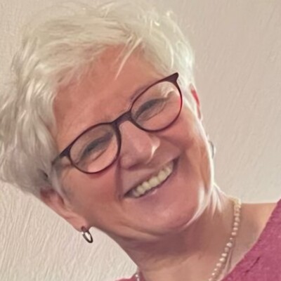 Bettina Tonscheidt  
      (sie/ihr)