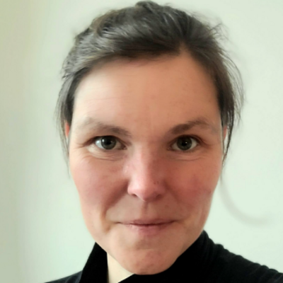 Esther Aust 
      (sie/ihr)