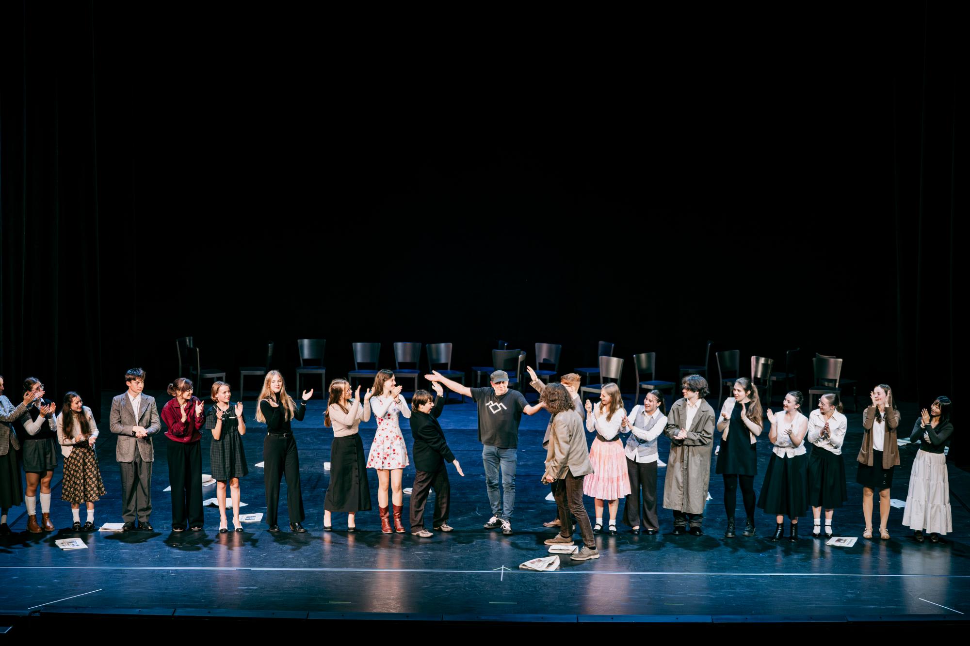 Das Ensemble steht mit der Spielleitung auf der Bühne und sie klatschen.