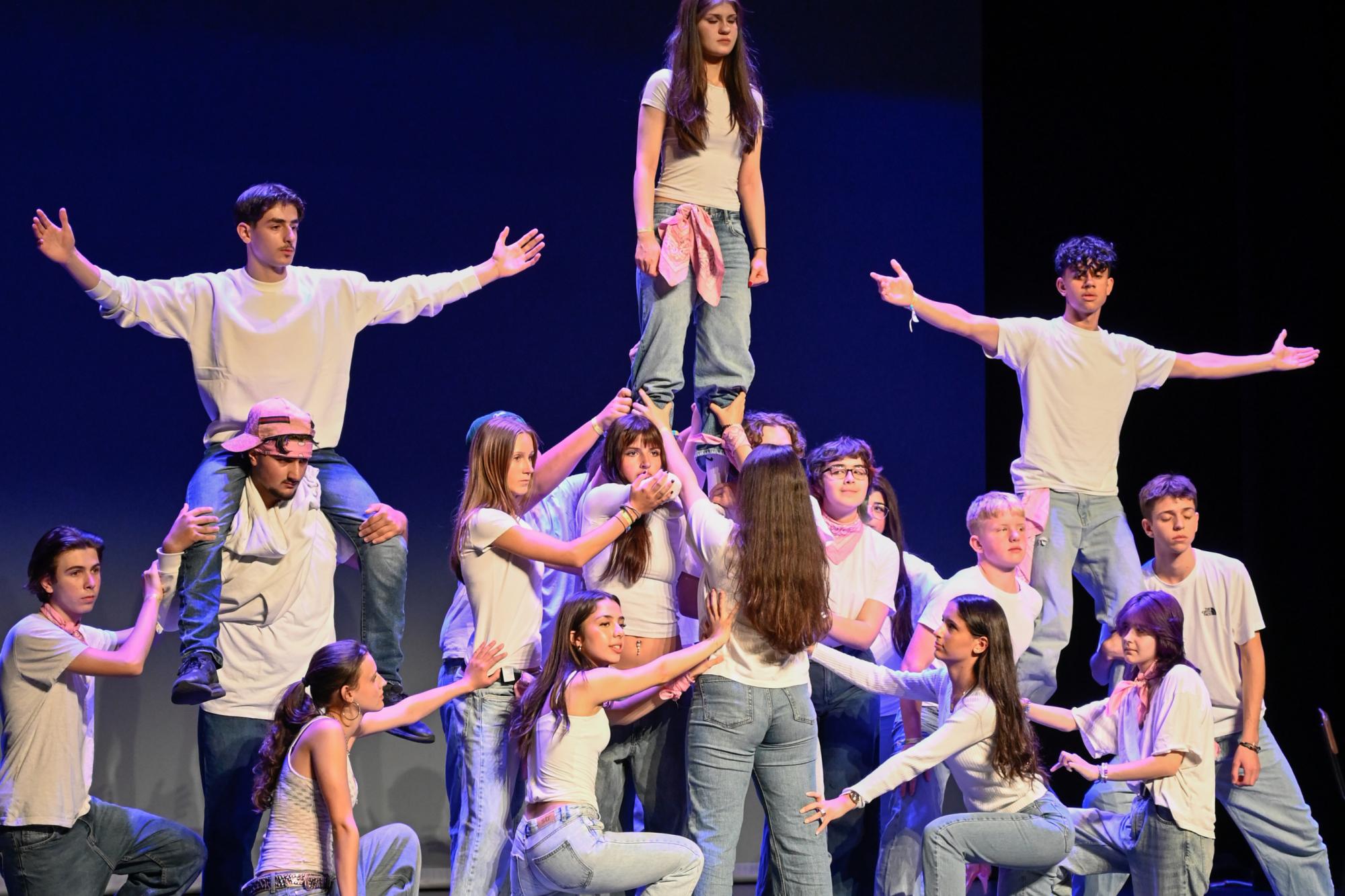 Einander tragen; lift each other  (c) Céline Helbing