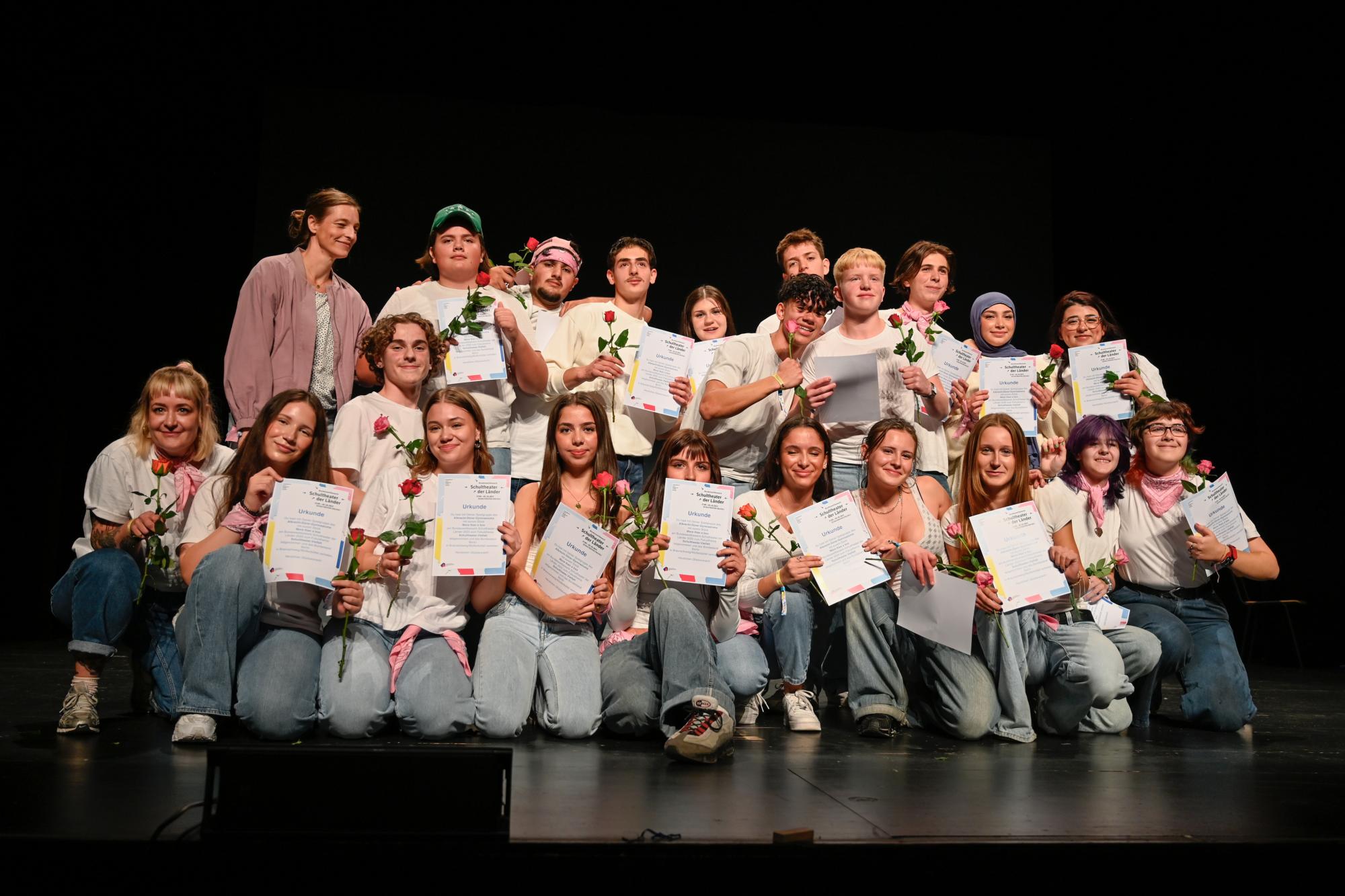 Urkundenübergabe (c) Céline Helbing