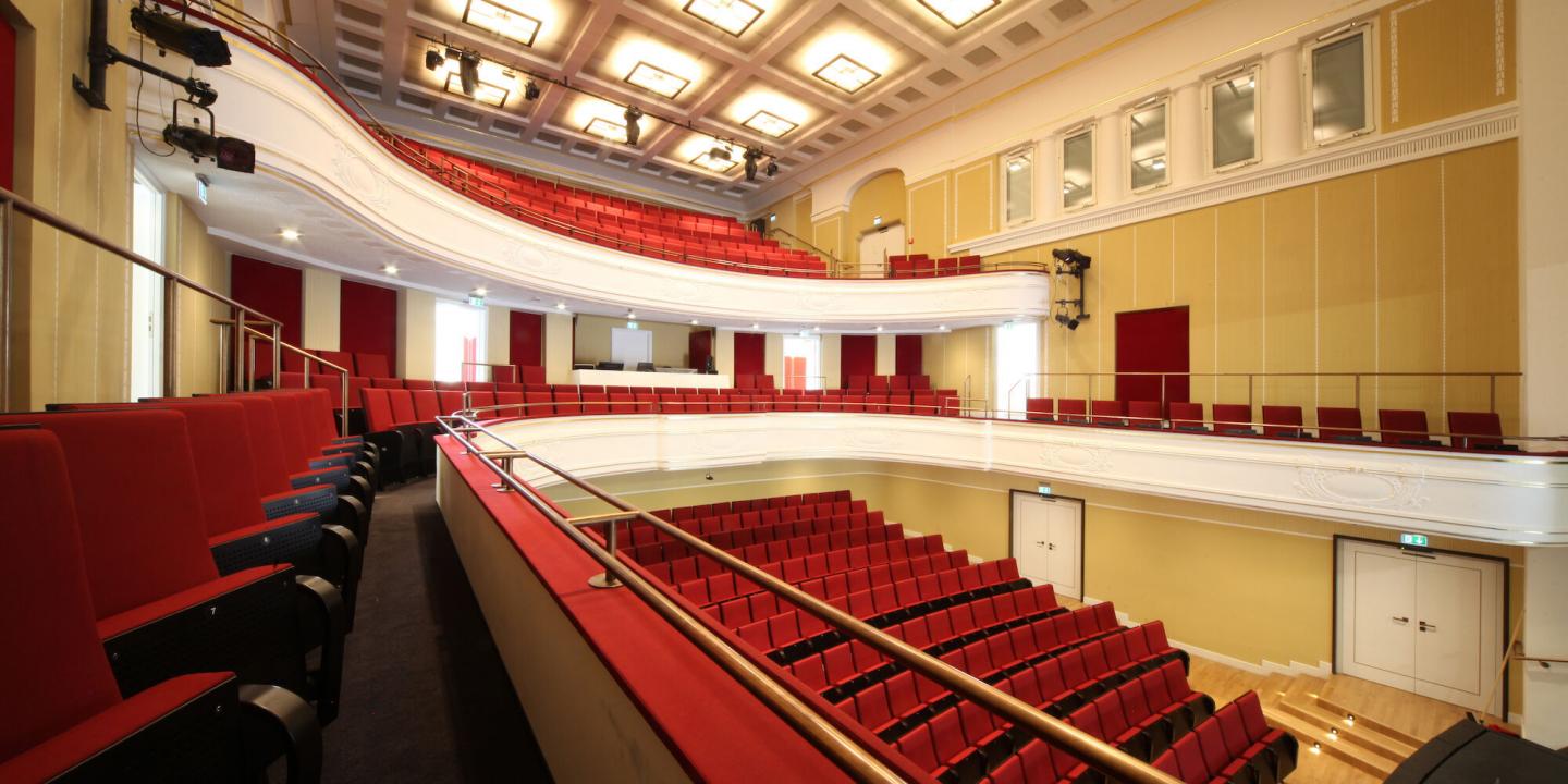 Lessingtheater_Wolfenbüttel_Großer_Saal_©_Bernhard_Janitschke.JPG_2000.jpg