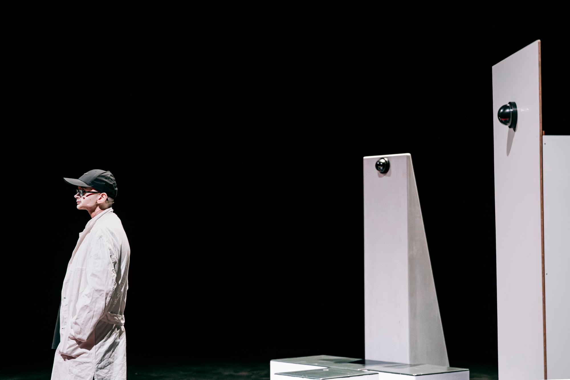 Wissenschaftler und im Hintergrund zwei Kameras.