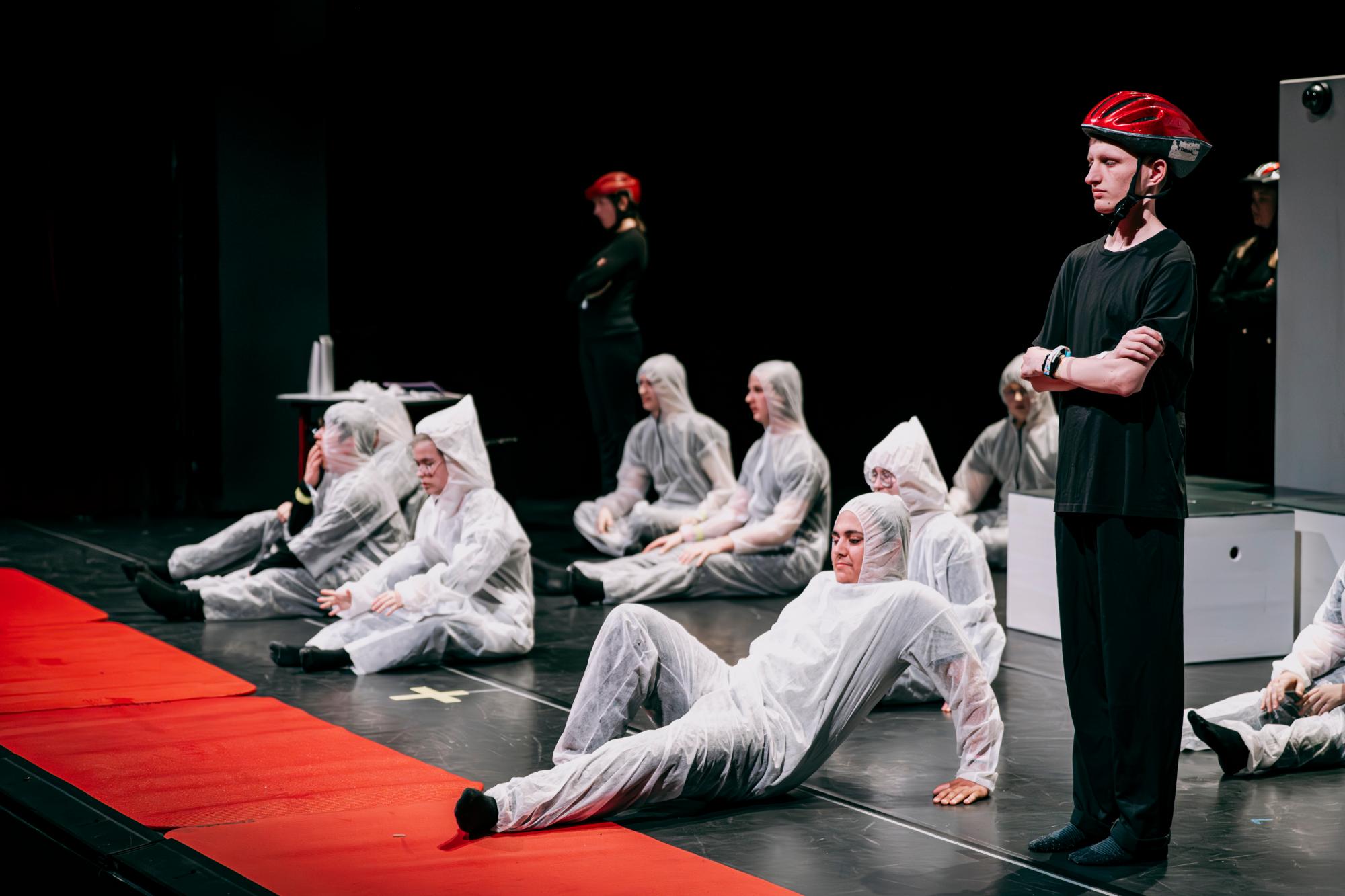 Die Personen sehen alle gleich aus und müssen sich so verhalten